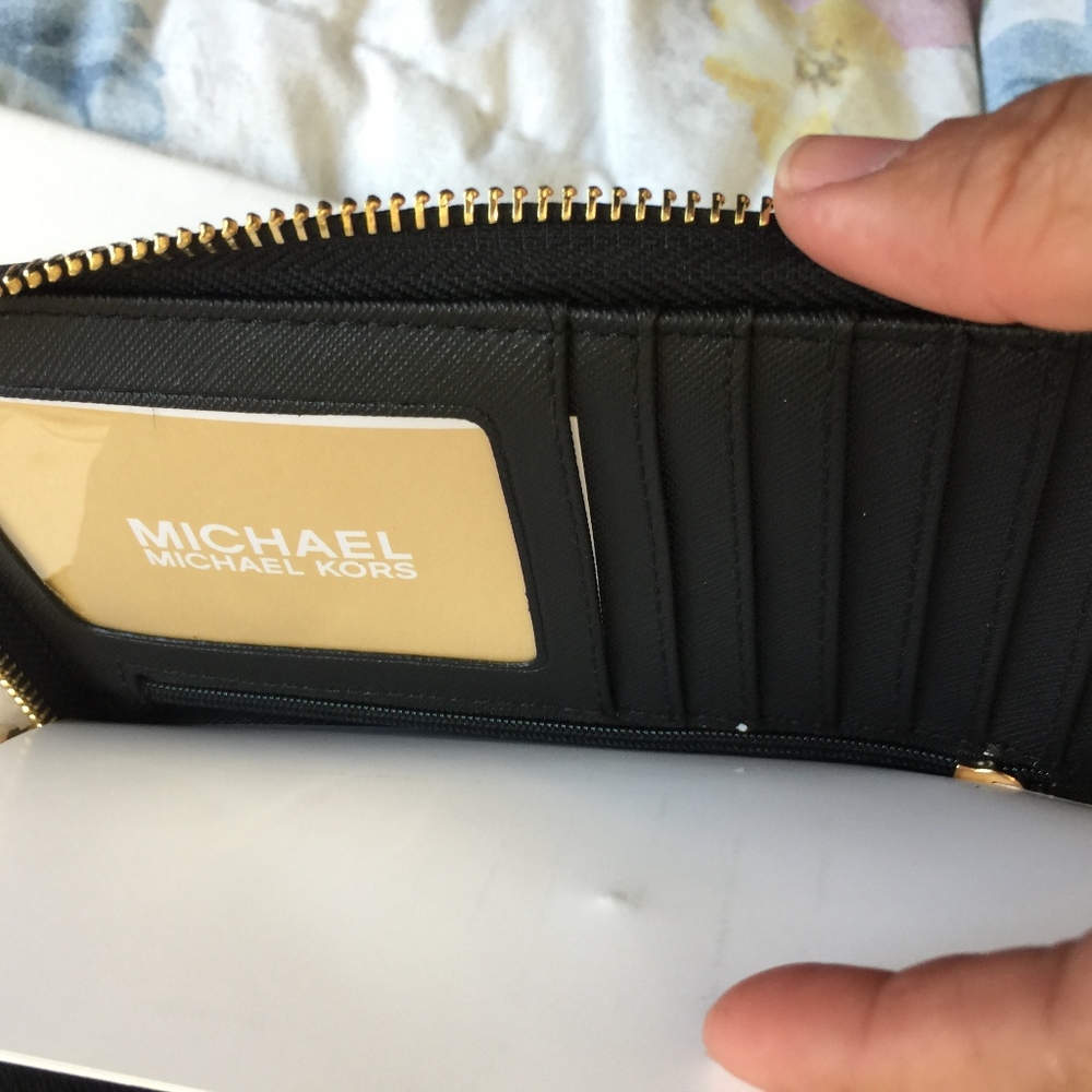 Authentic Michael Kors Multifunction Wallet - Picture 3 of 6